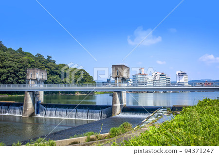Hita's Mikuma River and cityscape 94371247
