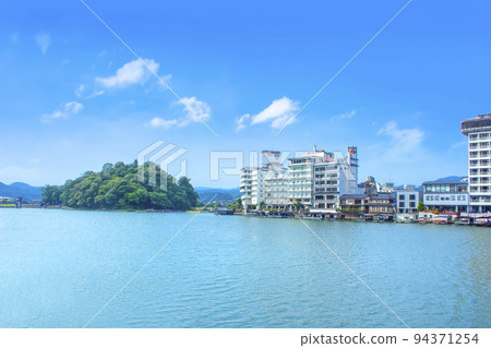 Hita's Mikuma River and cityscape 94371254