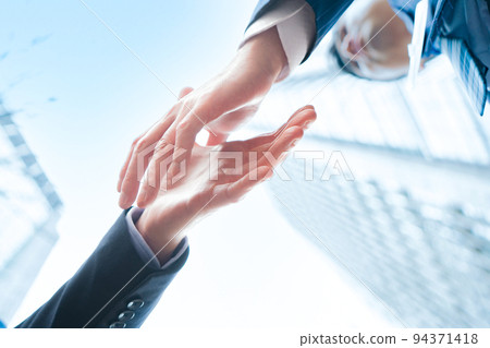 握手的商務人士 握手的商務人士 94371418