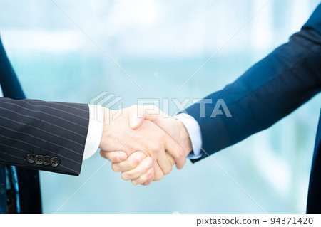 握手的商務人士 94371420
