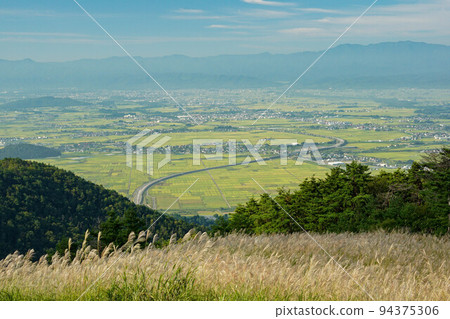 從高津筋山眺望米澤盆地和東北中央高速公路 94375306