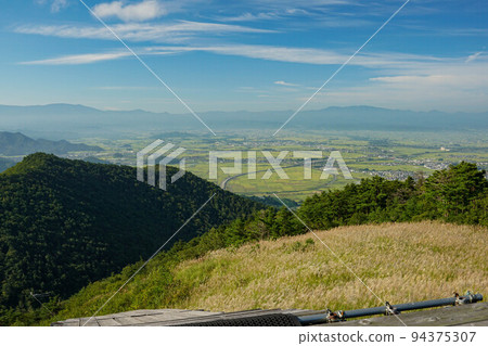 從高津筋山眺望米澤盆地和東北中央高速公路 94375307