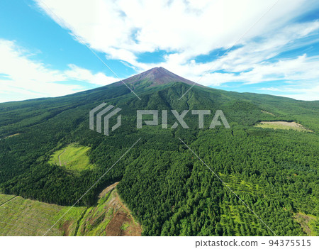 富士山在夏天 94375515