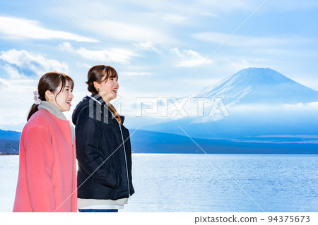 兩名婦女從山中湖享受富士山的女孩之旅 94375673