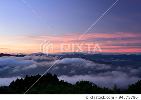 Sea of clouds in the Uda basin from Mt. Tomi 94375780