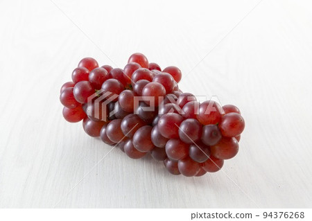 新鮮美味的特拉華葡萄 94376268