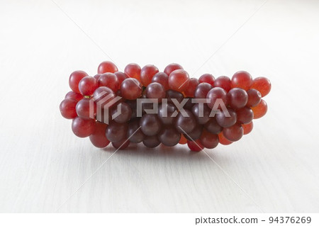 新鮮美味的特拉華葡萄 94376269