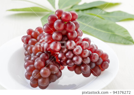 新鮮美味的特拉華葡萄 新鮮美味的特拉華葡萄 94376272