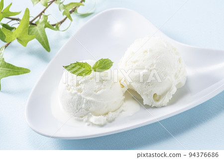 ice cream made from fresh milk 94376686