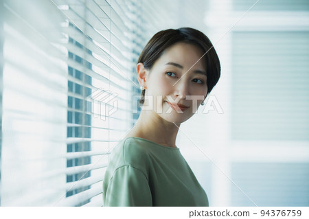 窗邊的女人 窗邊的女人 94376759