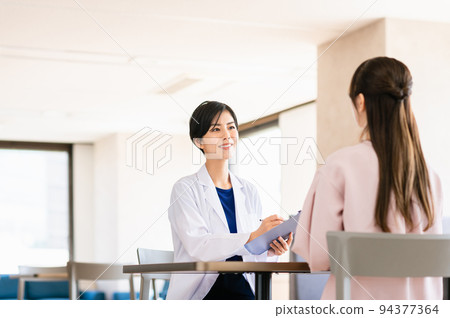 女醫生採訪病人 女醫生採訪病人 94377364