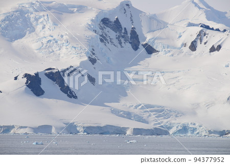 The last unexplored region on earth, the spectacular view of the Antarctic Peninsula 94377952