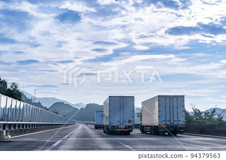 A truck running on the Shin-Tomei Expressway in the morning A truck running on the Shin-Tomei Expressway in the morning 94379563