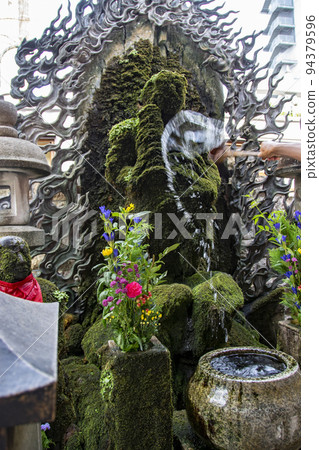 Mizukake Fudoson, Hozenji temple in Osaka, where water is poured Mizukake Fudoson, Hozenji temple in Osaka, where water is poured 94379596
