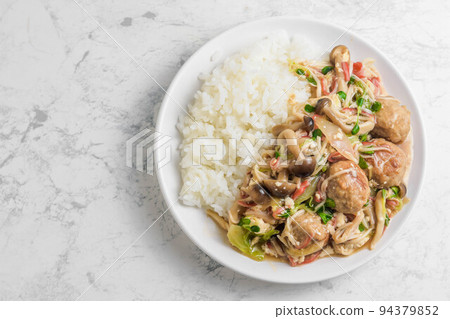 Ankake rice with meatballs 94379852