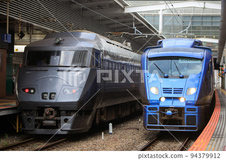 787系列和883系列特快列車在博多站（JR九州）排隊 94379912