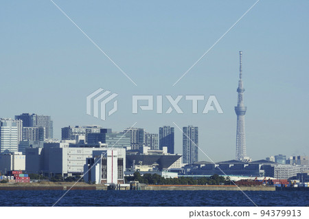 冬季從城南島海濱公園看到的東京城市景觀_東京晴空塔、東京灣和摩天大樓 冬季從城南島海濱公園看到的東京城市景觀_東京晴空塔、東京灣和摩天大樓 94379913