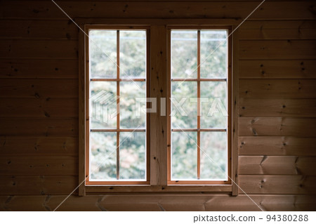 從房間看到的木屋的窗戶 94380288