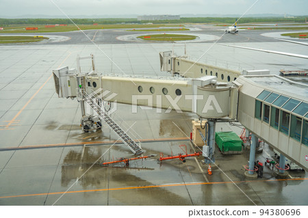 Boarding bridge passenger boarding bridge (New Chitose Airport) 94380696