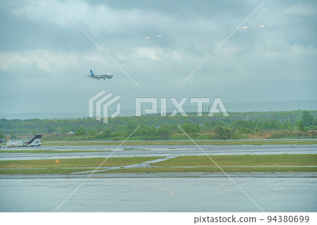 飛機降落在機場(新千歲機場) 飛機降落在機場(新千歲機場) 94380699
