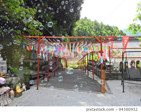 福岡縣笹栗町真言宗禦室宗山王寺院內的風鈴和肥皂泡 94380932