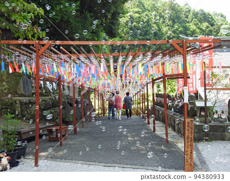福岡縣笹栗町真言宗禦室宗山王寺院內的風鈴和肥皂泡 94380933