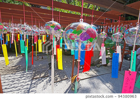 福岡縣笹栗町真言宗禦室宗山王寺院內的風鈴和五日元硬幣 94380963