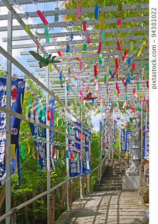 Shingon Buddhism Omuro School Shoboji Temple approach and wind chimes in Iizuka City, Fukuoka Prefecture Shingon Buddhism Omuro School Shoboji Temple approach and wind chimes in Iizuka City, Fukuoka Prefecture 94381022