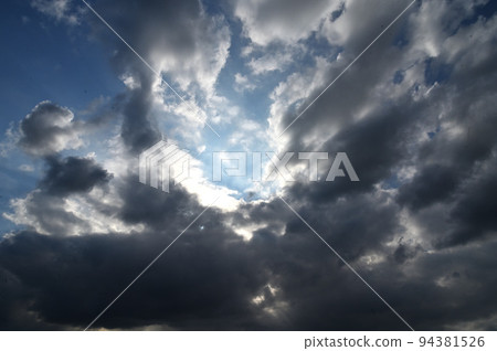 厚厚的雲層和陽光 94381526