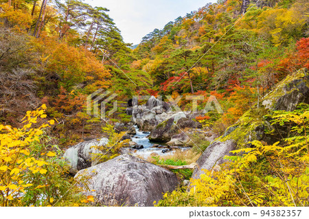 日本最美的山谷山梨甲府的秋景昇仙峽紅葉 日本最美的山谷山梨甲府的秋景昇仙峽紅葉 94382357