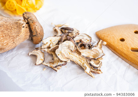 Dried Boletus edulis 94383006