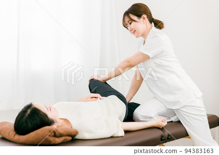 一個有控制欲的女人給病人按摩 94383163