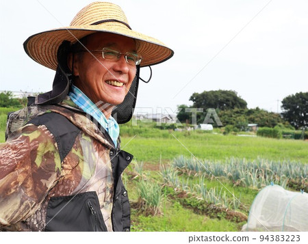 在農業工作的老人 94383223