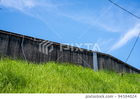 High concrete wall High concrete wall 94384024