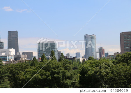 Skyscrapers seen from the New National Stadium aerial corridor "Sora no Mori" 94384029