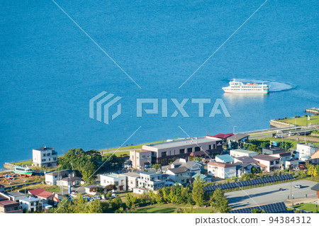 無人機航拍洞爺湖和洞爺湖溫泉小鎮北海道洞爺湖鎮觀光影像 94384312