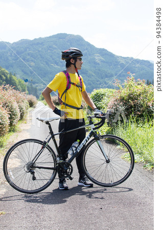 楓葉雅巴自行車道站立的男性騎自行車者 94384498