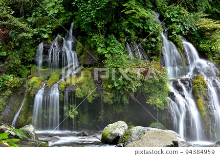 Yamanashi Kiyosato's famous waterfall Toryu Falls 94384959