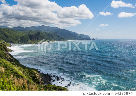 神威岬西海岸的壯麗景色伸入積丹藍色海洋 神威岬西海岸的壯麗景色伸入積丹藍色海洋 94385974