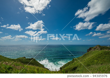 神威岬西海岸的壯麗景色伸入積丹藍色海洋 94385976