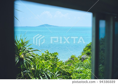 Sightseeing spots in Miyakojima, a remote island in Okinawa Prefecture A window overlooking Ogamijima from Ikemajima A superb view of Japan Sightseeing spots in Miyakojima, a remote island in Okinawa Prefecture A window overlooking Ogamijima from Ikemajima A superb view of Japan 94386889