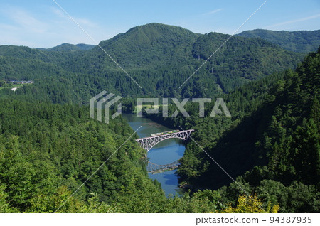 Tadami Line 3 diesel trains crossing the No. 1 Tadami River Bridge 8 Tadami Line 3 diesel trains crossing the No. 1 Tadami River Bridge 8 94387935