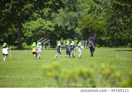 child playing on the grass child playing on the grass 94389121