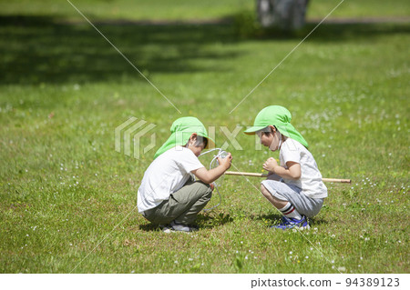 child playing on the grass child playing on the grass 94389123