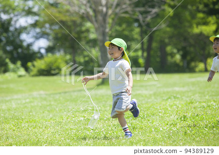 孩子在草地上玩耍 94389129