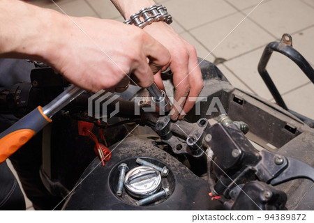 The master conducts disassembly of equipment for maintenance. The master conducts disassembly of equipment for maintenance. 94389872