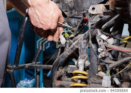 The master conducts disassembly of equipment for maintenance. 94389884
