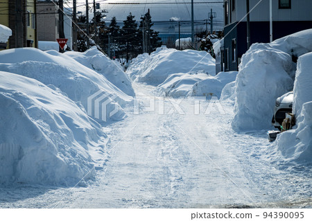 北海道札幌市被雪覆蓋的市區 94390095