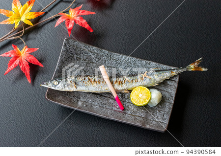 Salt-grilled Pacific saury and fresh ginger 94390584