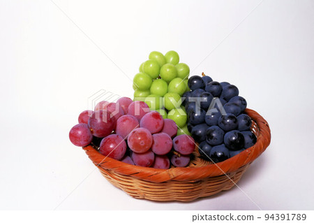 白色背景竹籃中的 3 種葡萄 白色背景竹籃中的 3 種葡萄 94391789